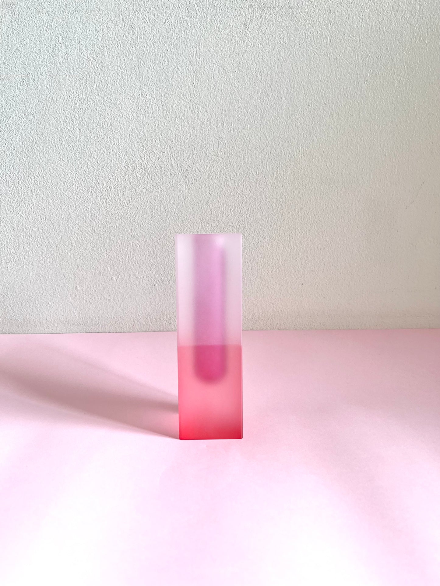 ACRYLIC FLOWER PINK/PINK FROSTED VASE