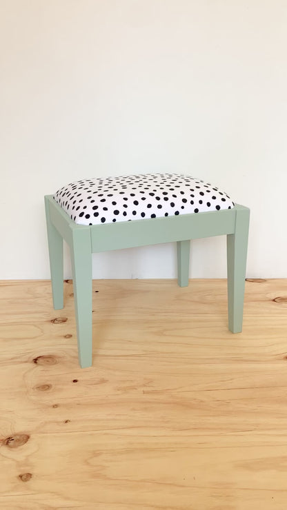 RAINY FOOTSTOOL
